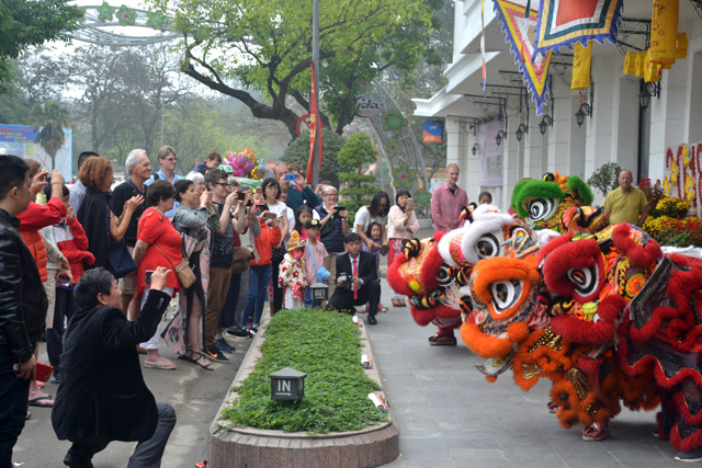 Du khách tham quan Huế ngày đầu năm