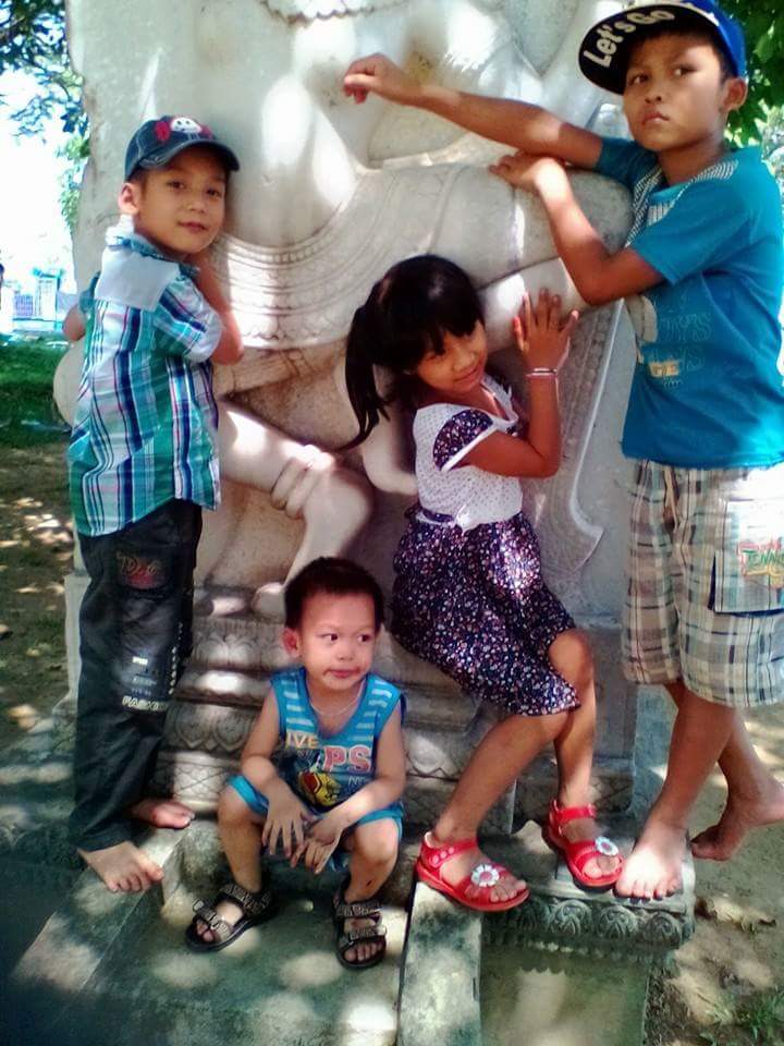 Những đứa trẻ chờ tết