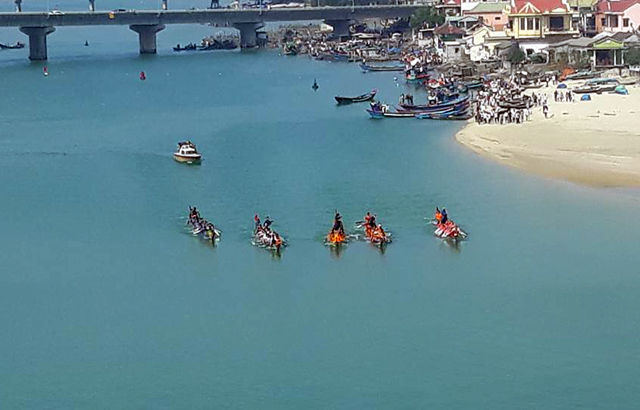 Lang Co Bay lively with traditional boat racing festival