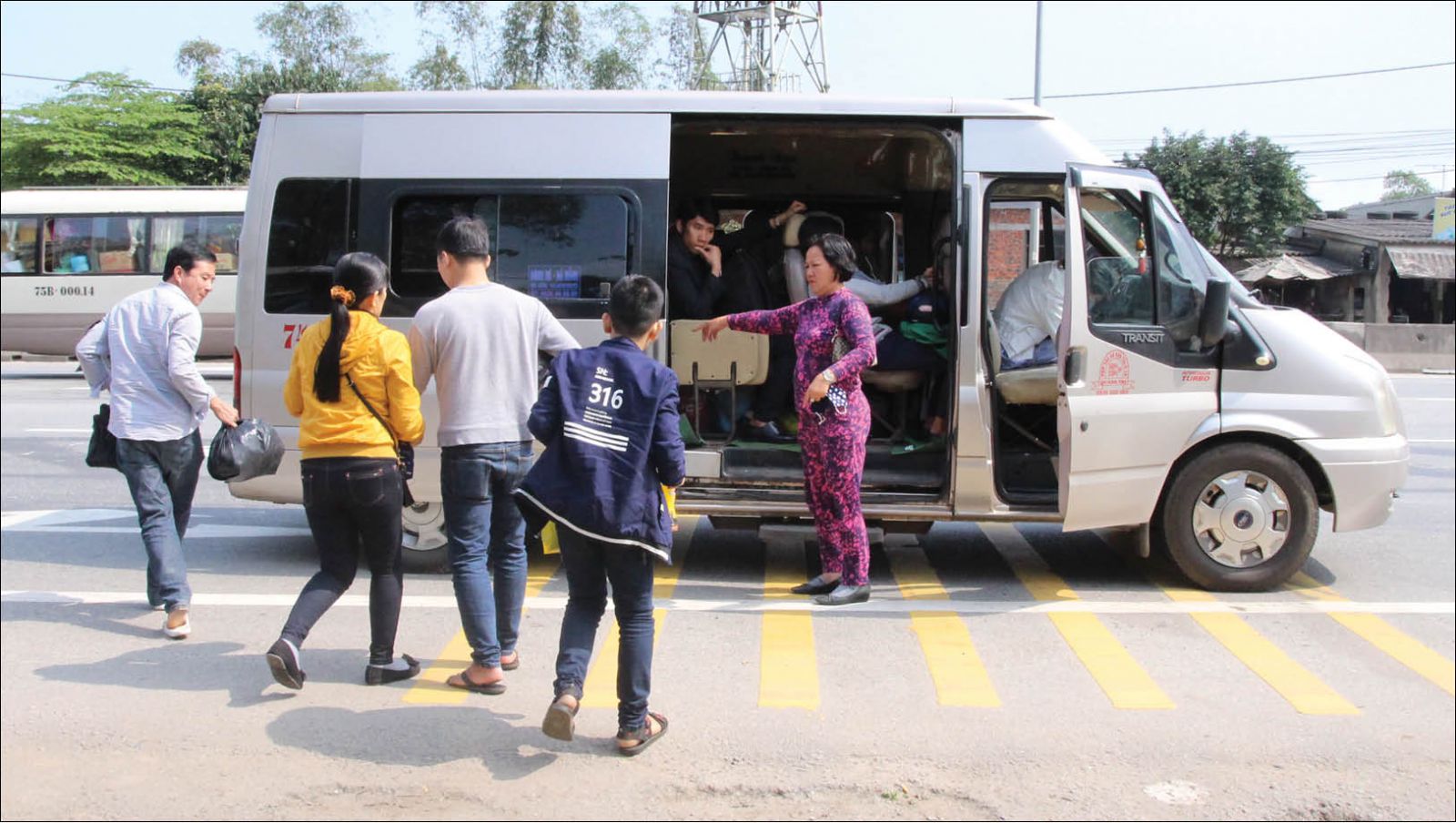 Đón khách trái quy định trên Quốc lộ 1A Chưa có biện pháp quản lý chặt