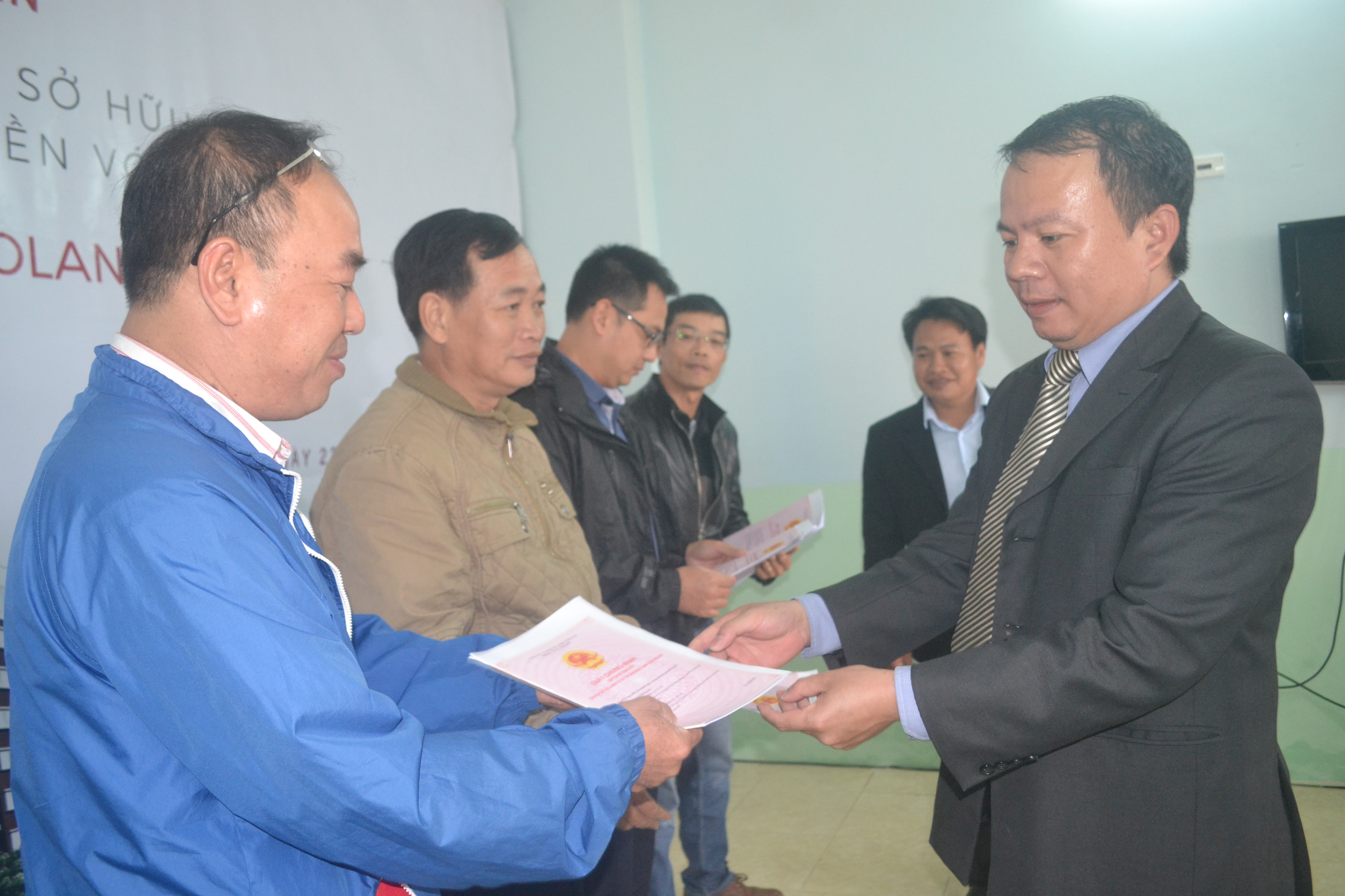 Vicoland chi nhánh Huế trao 52 sổ hồng cho cư dân nhà thu nhập thấp