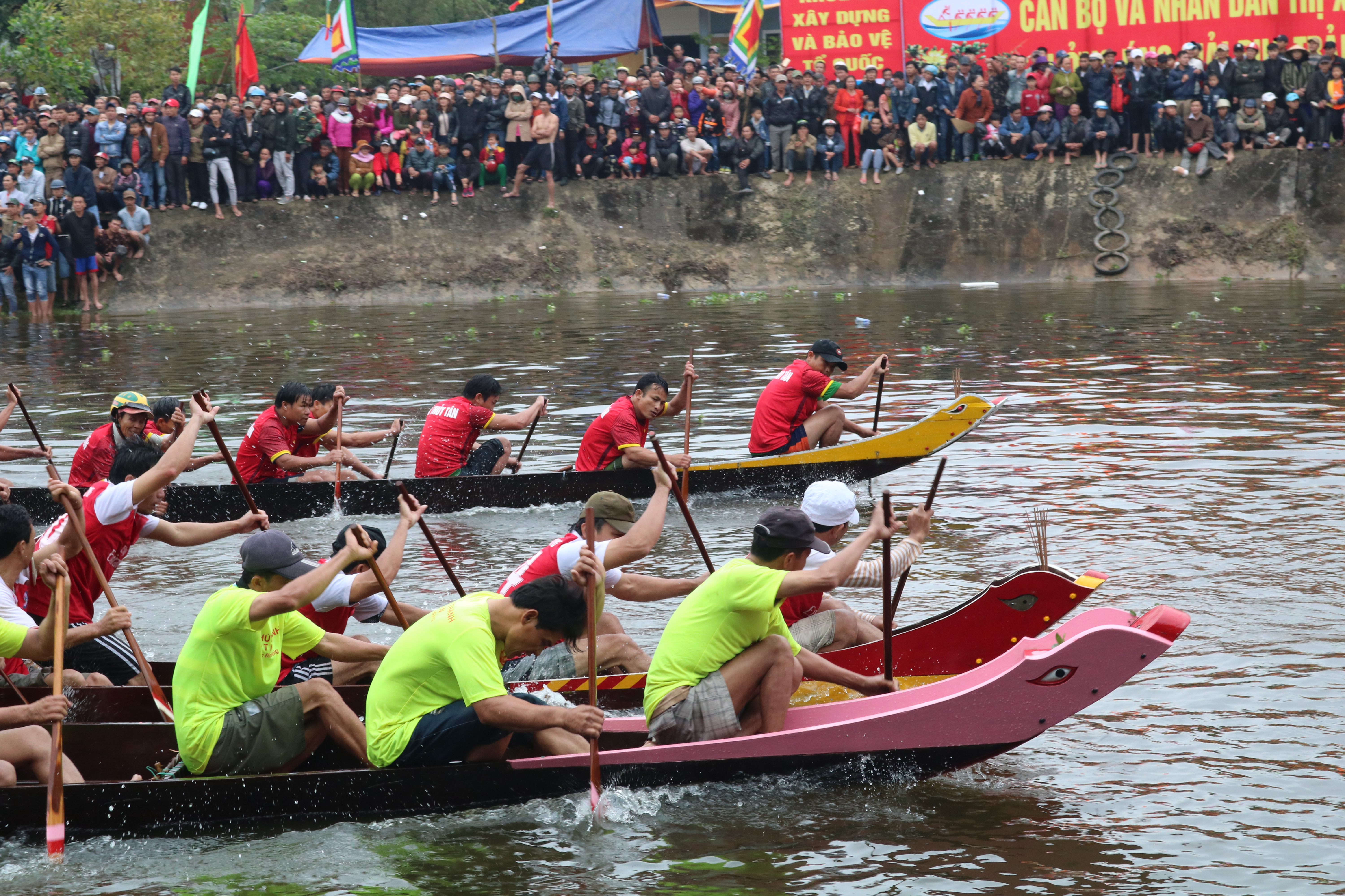 Đua trải trên sông Vực
