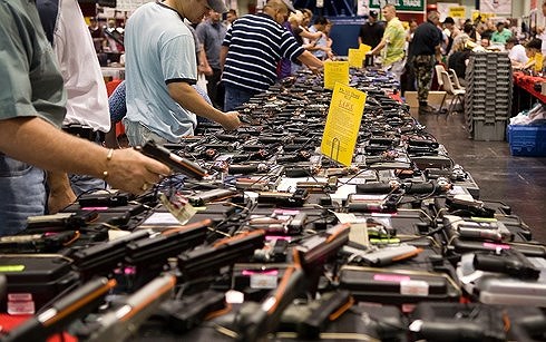Thống đốc bang Florida Mỹ muốn hạn chế giới trẻ tiếp cận súng đạn