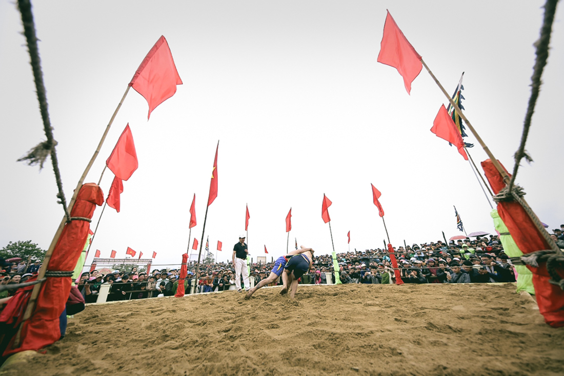 Chen chân xem vật làng Sình dưới mưa