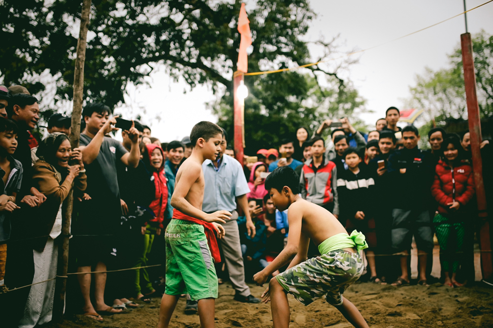 Watching Sinh village wrestling in the rain
