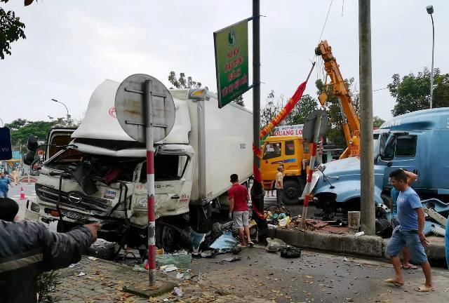 Hai ô tô tông nhau, nhiều đoạn dải phân cách bị cày nát