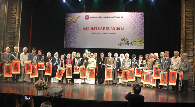 Meeting with Thua Thien Hue Association of Fellow-Countrymen in Hanoi