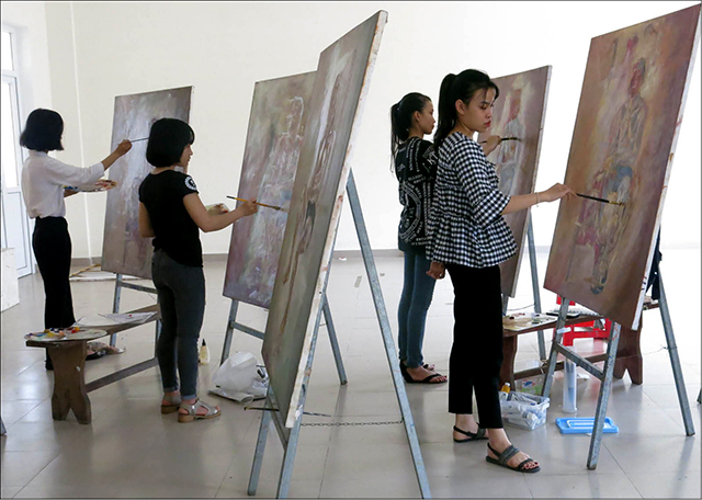 Tuyển sinh gặp khó, đời sống người thầy khó theo