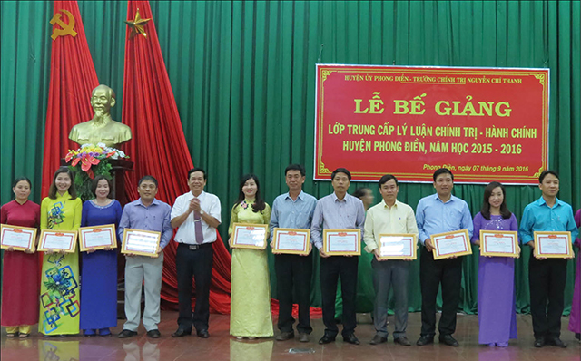 Gắn bồi dưỡng với bố trí sử dụng