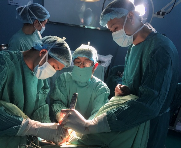 Giành lại tính mạng từ ca phẫu thuật khó tại tuyến y tế cơ sở