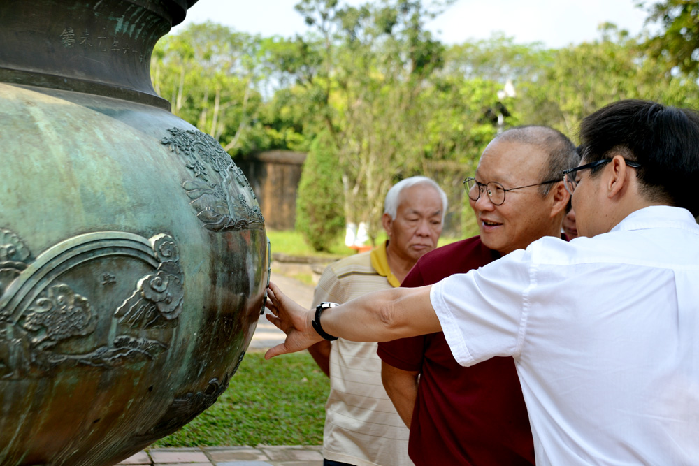 Huấn luyện viên Park Hang Seo thăm Cố đô Huế