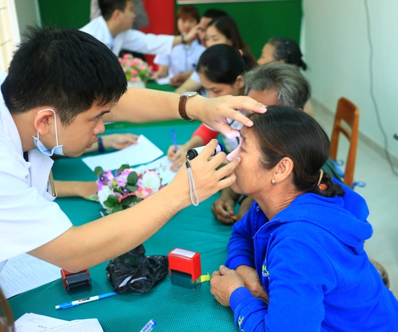 Khám, cấp phát thuốc miễn phí cho hơn 200 người nghèo