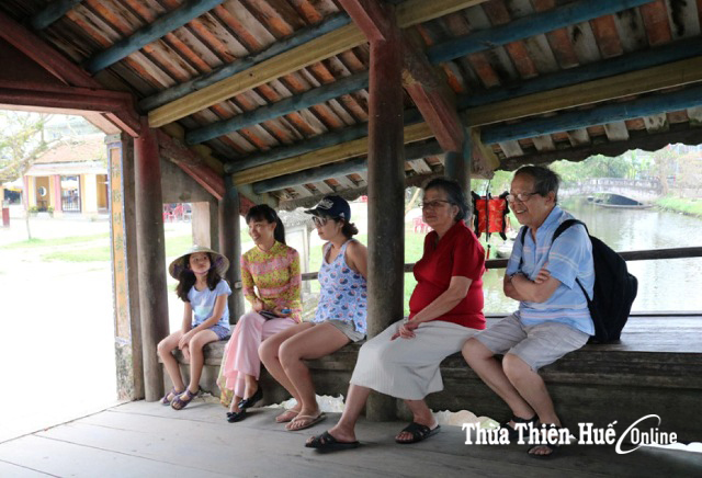 Nên bỏ giày dép khi qua cầu ngói Thanh Toàn