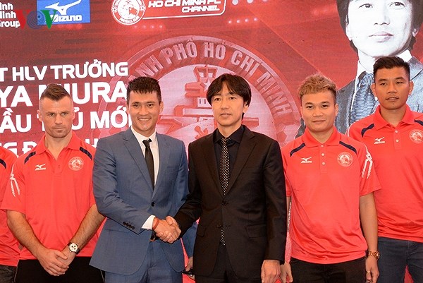 Ông trẻ  chiếc ghế nóng