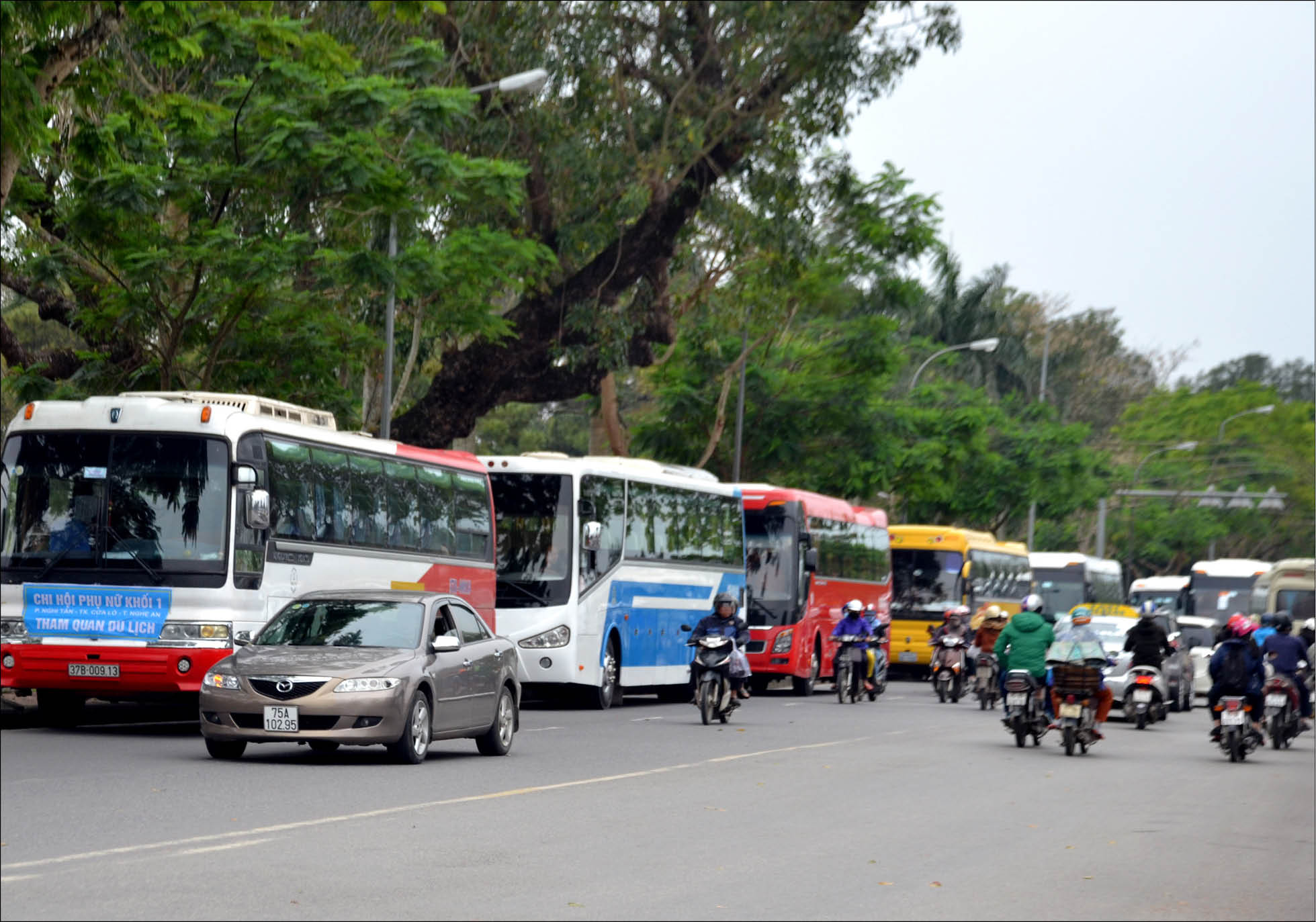 Bến xe du lịch Nguyễn Hoàng bắt đầu quá tải