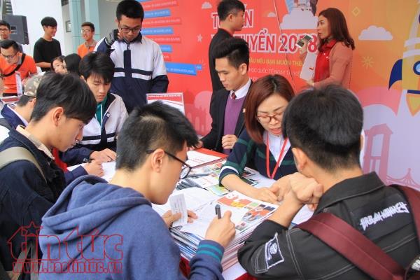 Đánh đố thí sinh bằng tổ hợp Văn,Sử, Địa để xét tuyển ngành kinh tế, ngoại ngữ