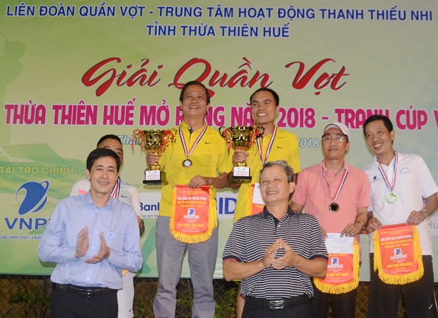 Bí thư Tỉnh uỷ trao cúp cho các VĐV xuất sắc tại giải quần vợt tỉnh 2018