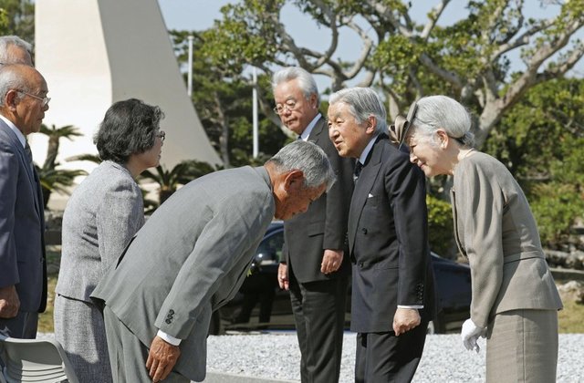 Nhật Hoàng Akihito và hoàng hậu đến Okinawa để tưởng nhớ nạn nhân chiến tranh