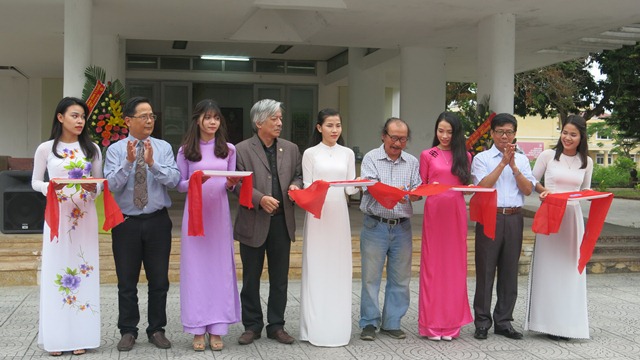 On display 52 new paintings by young artists