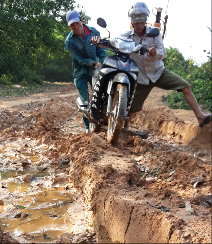 Đường vào khu di tích lăng mộ Đặng Huy Trứ lầy lội