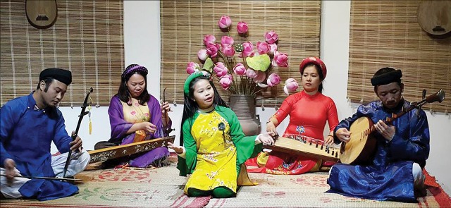 Ca Hue Hue Traditional Singing magnetizes not only old people
