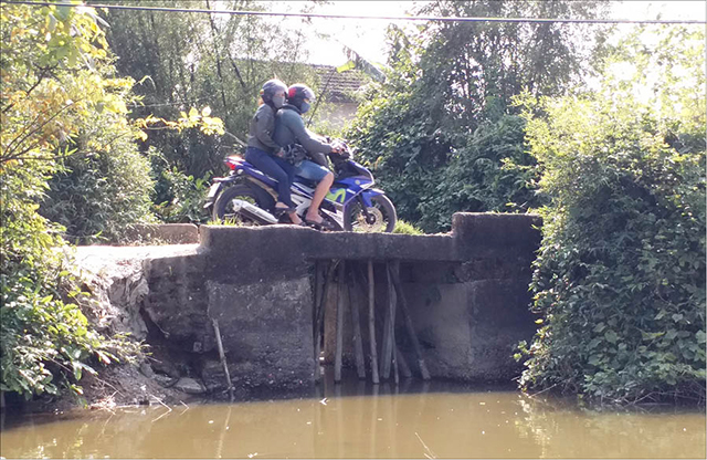 Dùng tre chống đỡ cầu xuống cấp