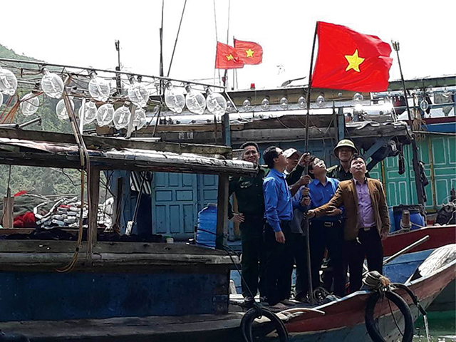 Tình yêu biển đảo qua lá cờ Tổ quốc