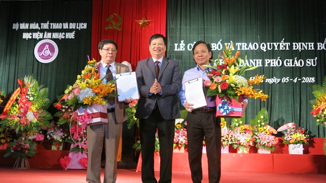 Học viện Âm nhạc Huế trao quyết định bổ nhiệm chức danh phó giáo sư