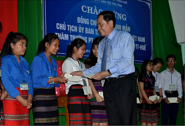 Ông Trần Thanh Mẫn, UVTW Đảng, Chủ tịch Ủy ban Trung ương MTTQ Việt Nam thăm, tặng quà Trường PTDT nội trú tỉnh