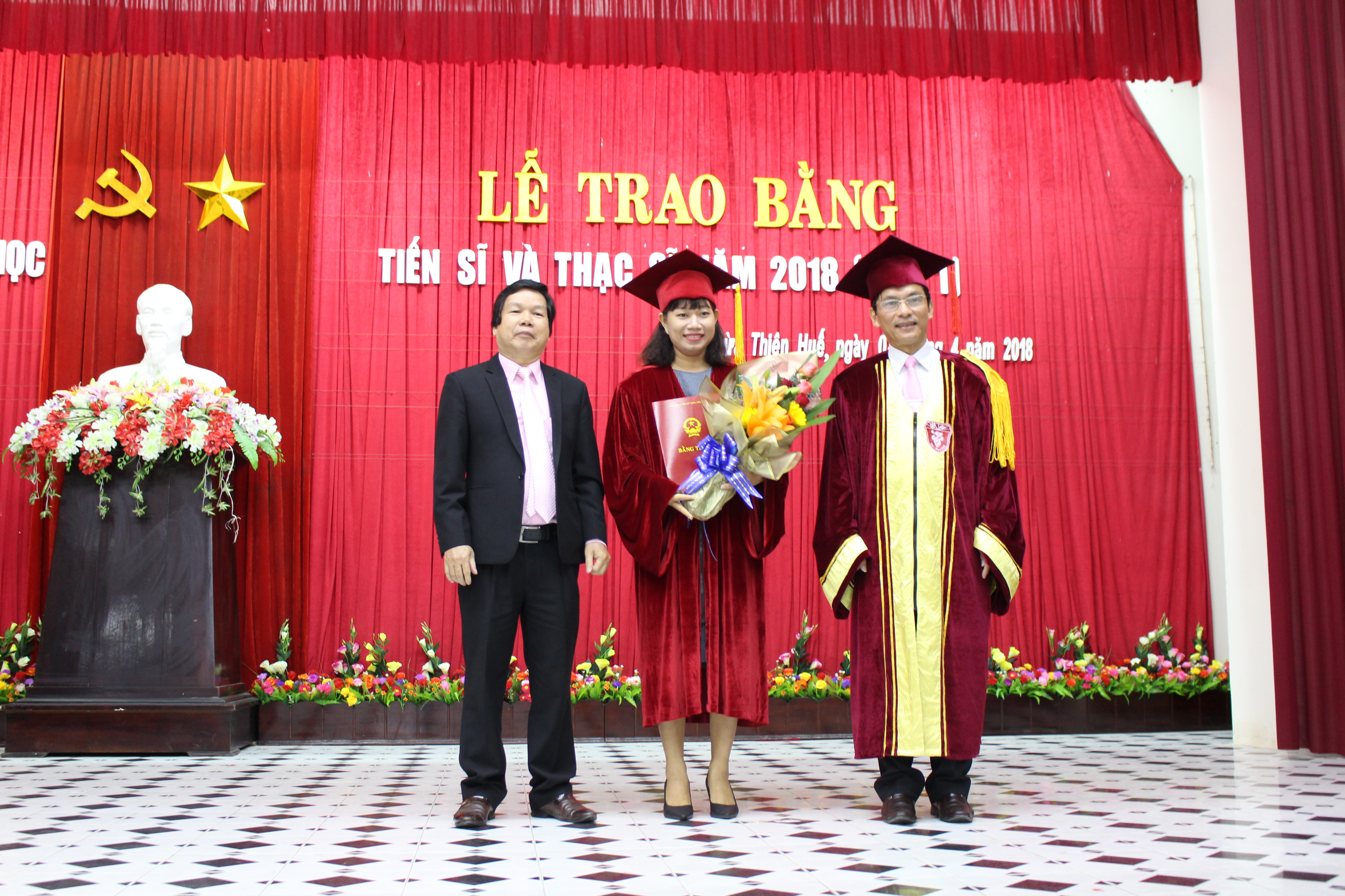 Trường ĐH Khoa học trao bằng tốt nghiệp cho 128 tân tiến sĩ, thạc sĩ