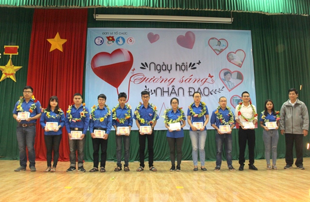 Tôn vinh hơn 220 tập thể, cá nhân có thành tích về hiến máu tình nguyện