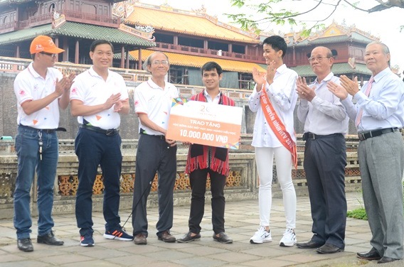 Miss Universe Vietnam 2018 grants special scholarship to Pa Co student