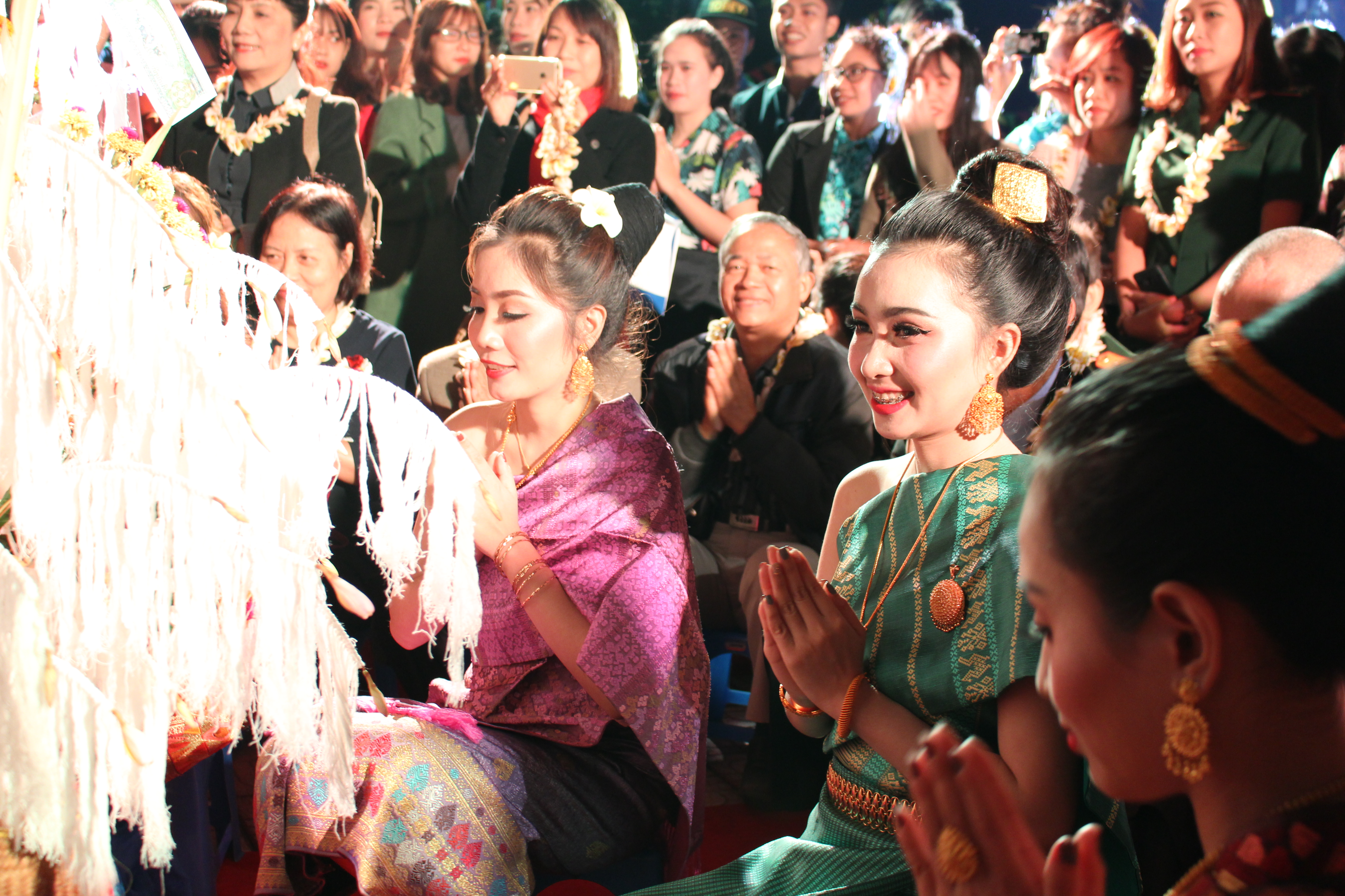 Ấm áp Tết Lào Bunpimay