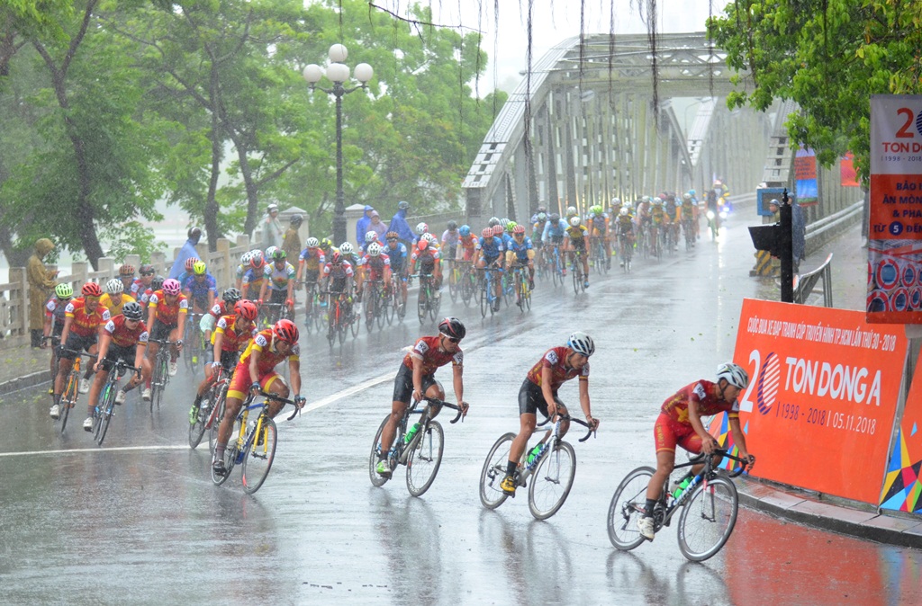 Cyclists brace Hue heavy rains, making a thrilling competition
