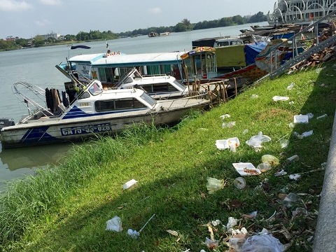 Nhếch nhác rác thải bên bờ sông Hương