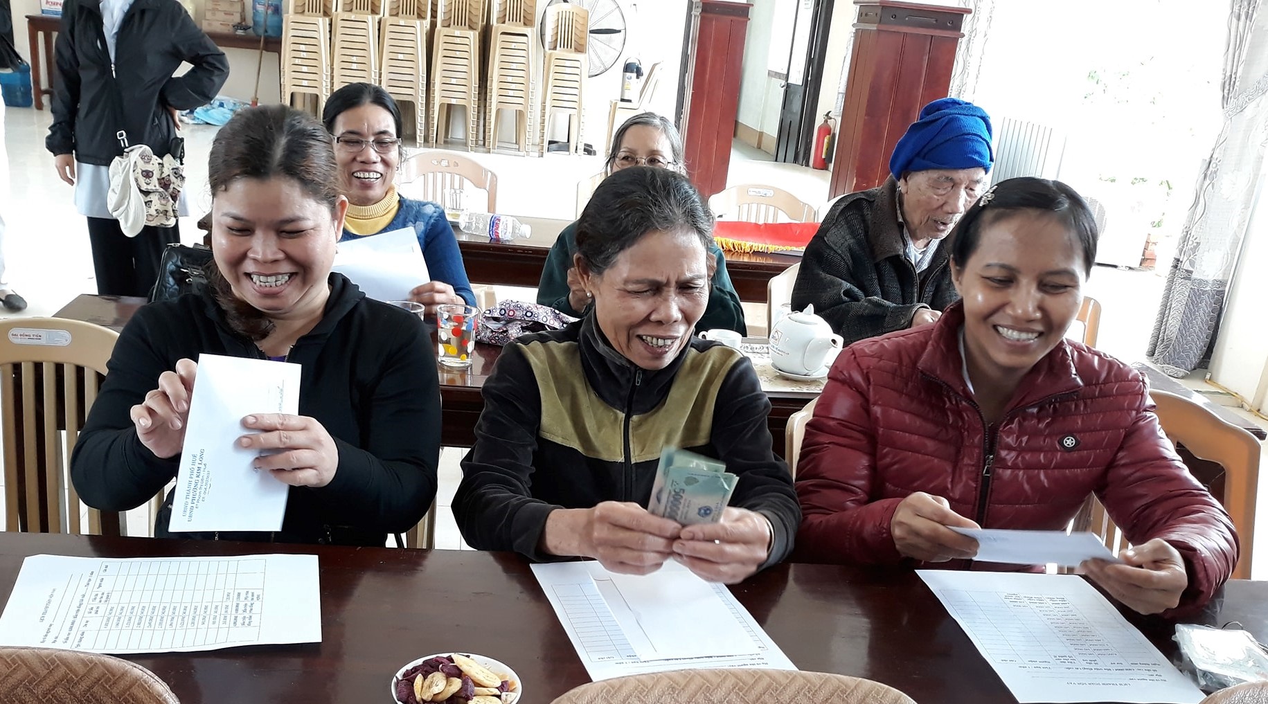 Trao các phần quà và vốn vay đến học sinh, hộ gia đình khó khăn