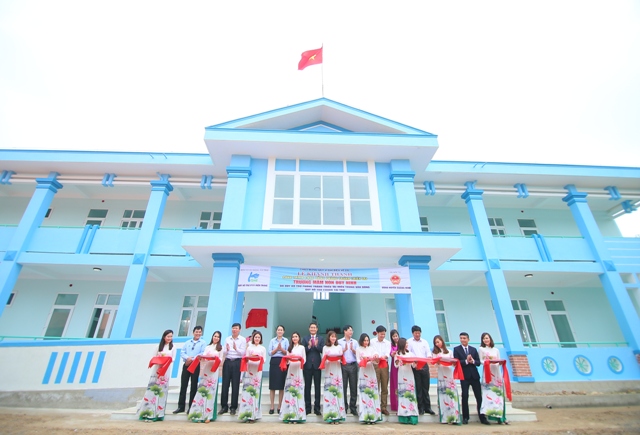Chubb Life và Chubb Charitable Foundation - International trao tặng trường học mới tại Quảng Bình