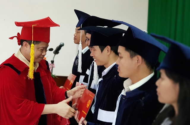 61 sinh viên tốt nghiệp lớp Đại học hành chính hệ vừa làm vừa học