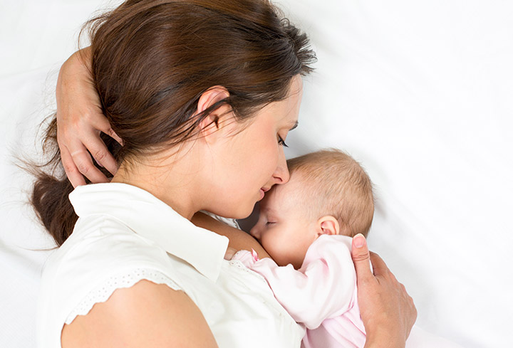 LHQ khuyến khích cho con bú sữa mẹ để giúp trẻ có khởi đầu tốt nhất