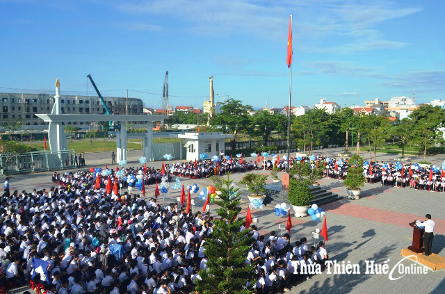 Trường phải ra trường, thầy ra thầy