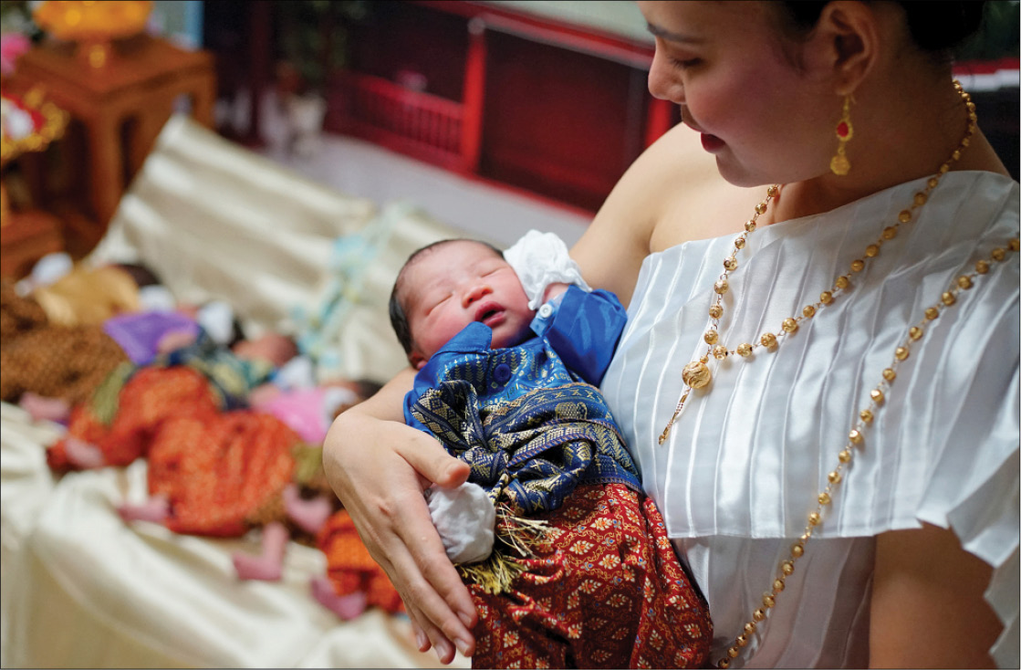 Bệnh viện Thái Lan mặc trang phục truyền thống cho trẻ sơ sinh để chào đón lễ hội té nước Songkran