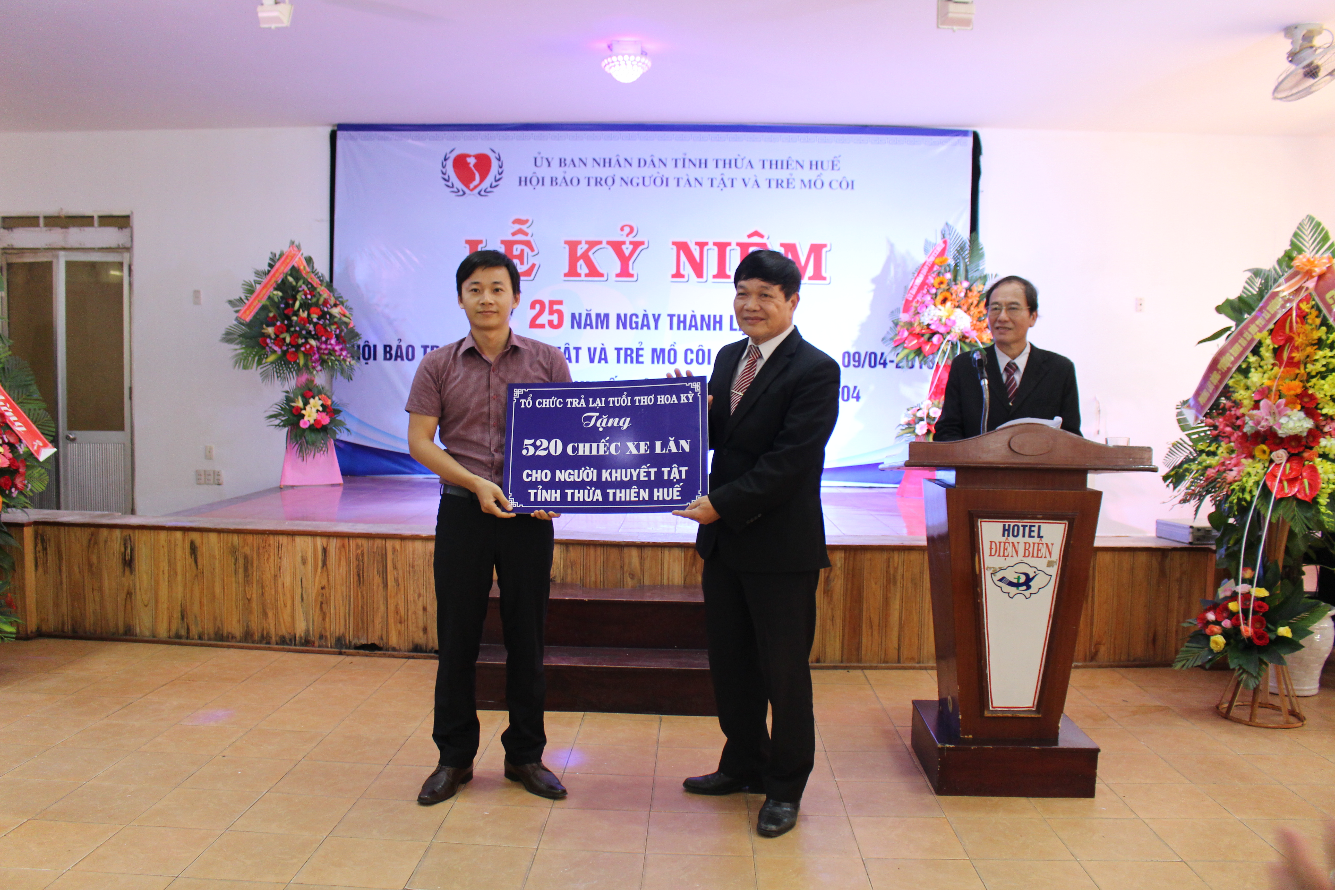 Hơn 72,3 tỷ đồng được trao cho người khuyết tật và trẻ mồ côi