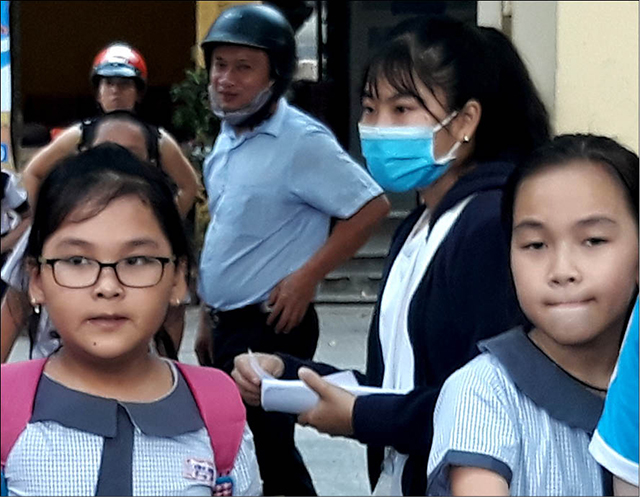 Cần xử lý nghiêm hành vi phát tờ rơi quảng cáo bừa bãi