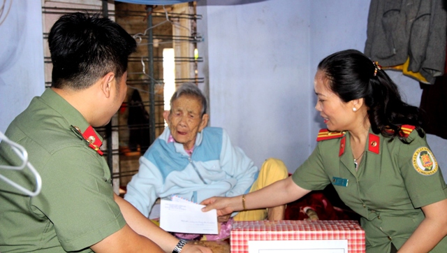Thăm, tặng quà mẹ Việt Nam Anh hùng Nguyễn Thị Cầu