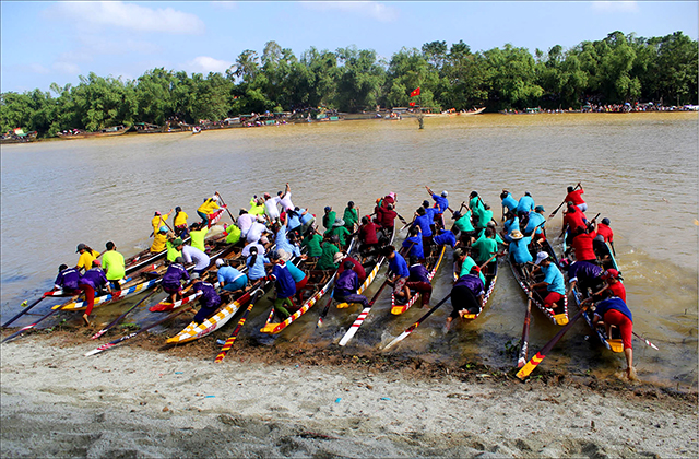 Đua ghe mùa Festival