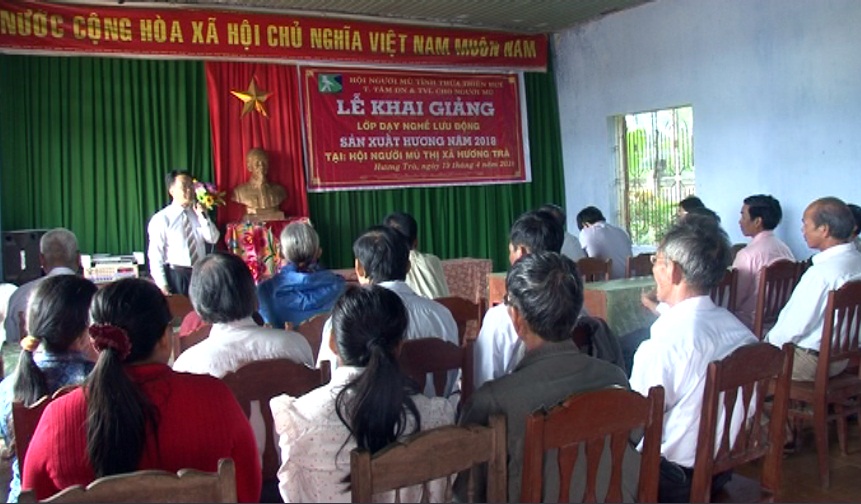 Hương Trà Dạy nghề làm hương cho người mù