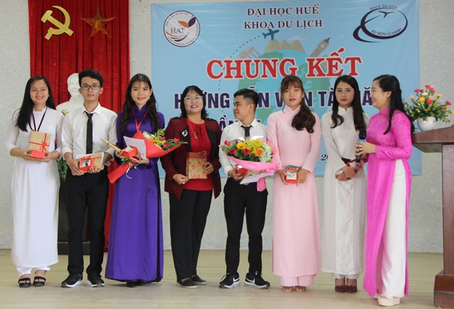 Sinh viên tranh tài tìm hướng dẫn viên tài năng