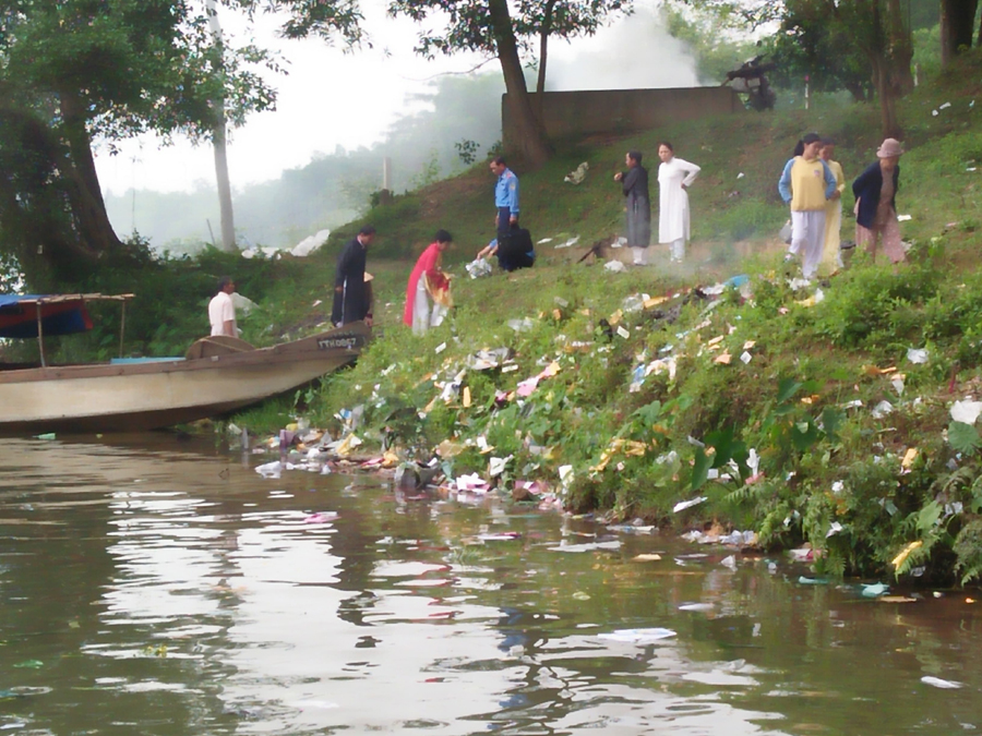 Rác, vàng mã ở lễ hội điện Huệ Nam