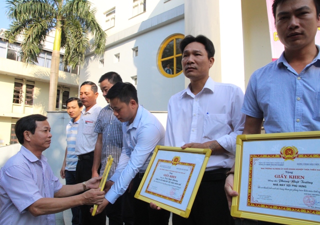 Biểu dương các điển hình trong phong trào hiến máu tình nguyện