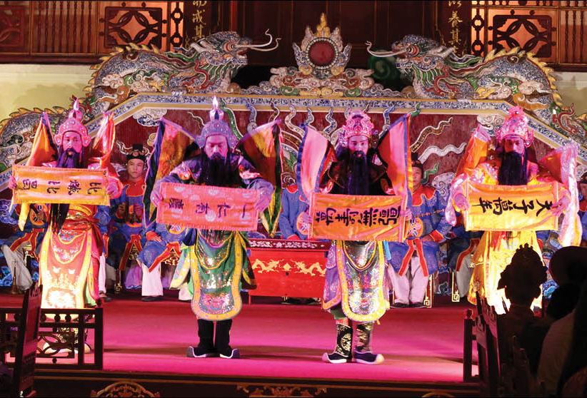 “Dạ tiệc Hoàng cung”, quen mà lạ